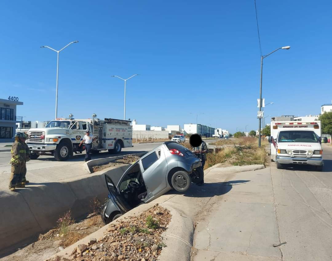 Automóvil cae a canal pluvial en Real del Valle en Mazatlán