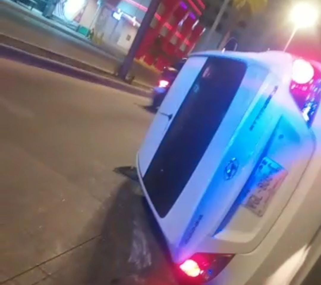 Automovilista pierde el control y vuelca en la Zona Dorada de Mazatlán