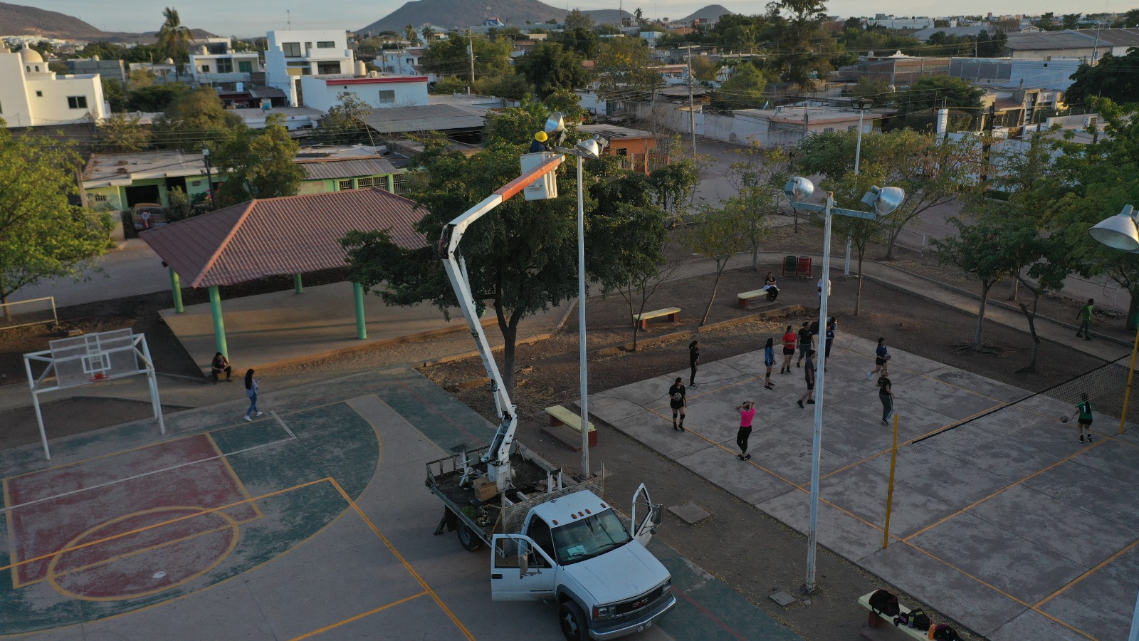 Avanza la rehabilitación de luminarias en Culiacán