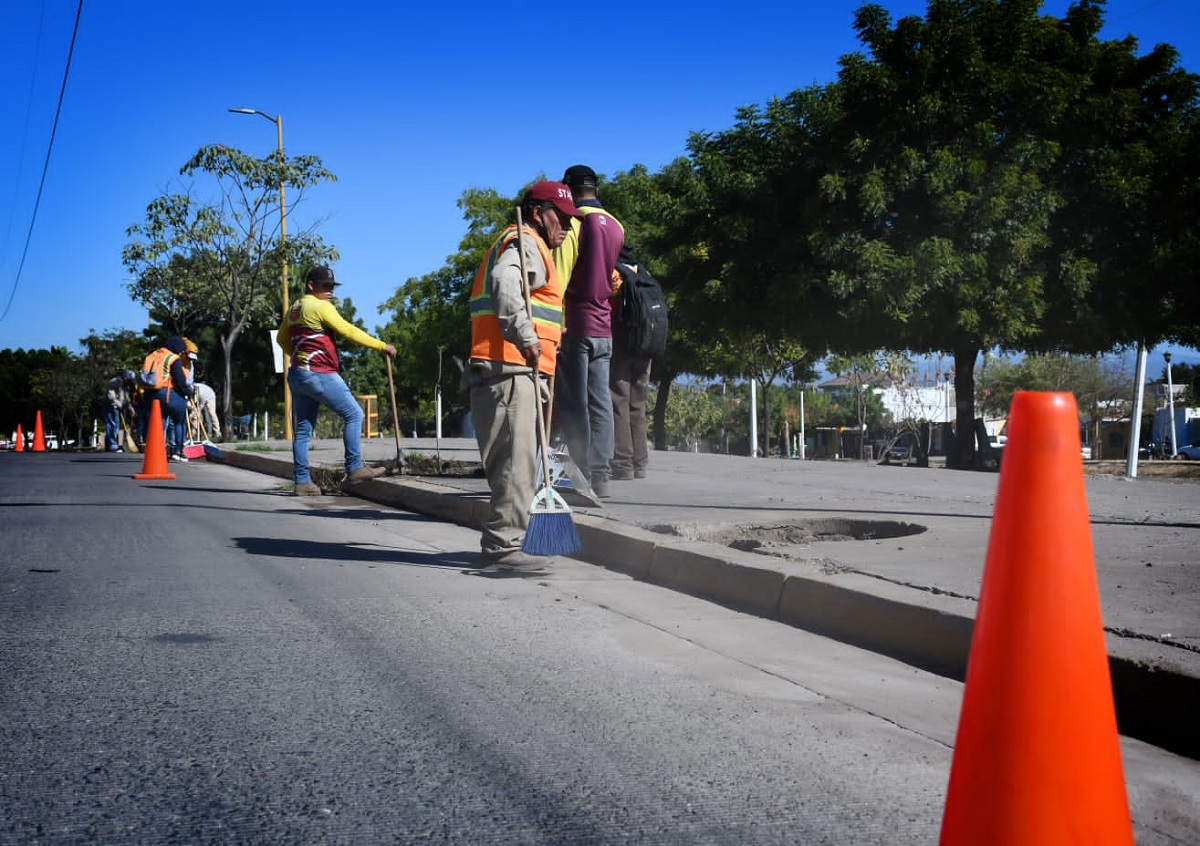 Aplican limpieza integral al Parque Lineal en el bulevar Agricultores, en Culiacán