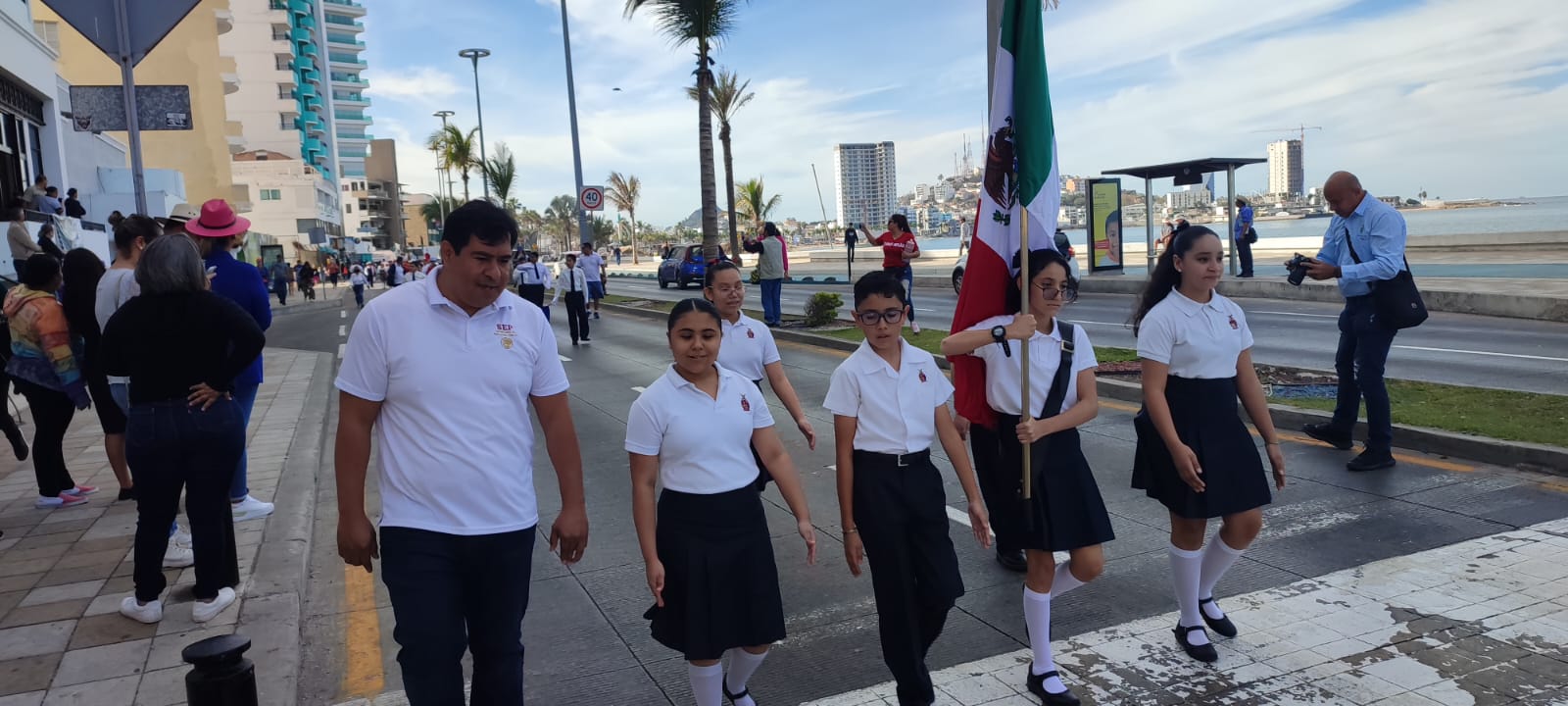 Celebra Mazatlán por adelantado el Día de la Bandera con desfile de escuelas