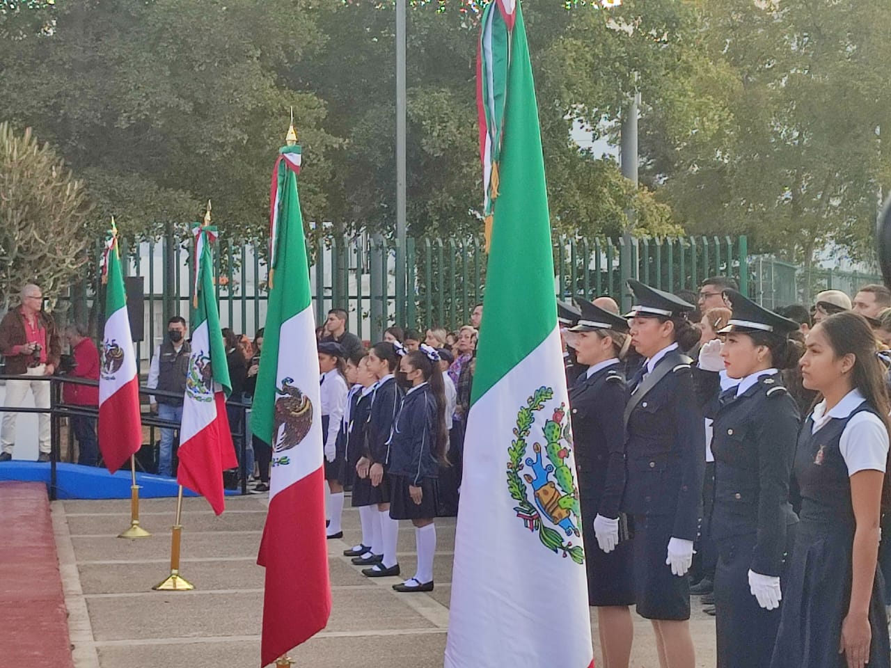 ¡A toda asta! Celebran 83 aniversario de la bandera mexicana; también incineran las antiguas