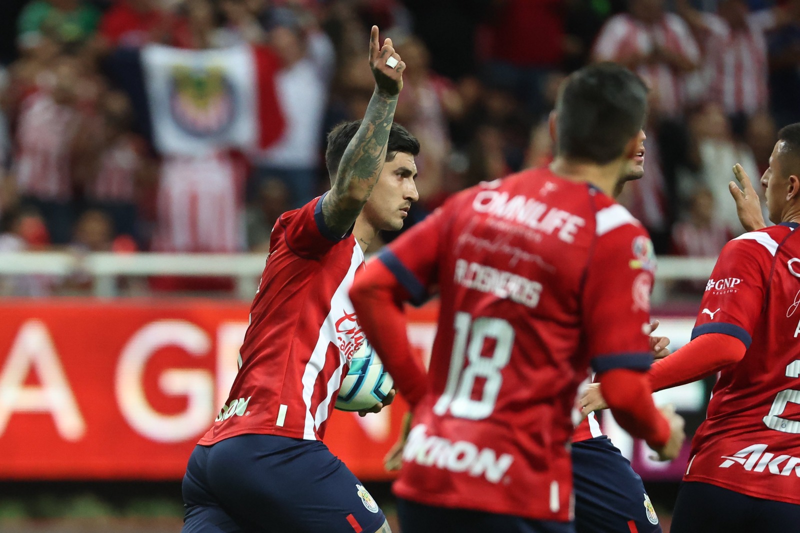 Chivas vuelve al triunfo al derrotar 2-1 a Xolos, en el debut de Miguel Herrera