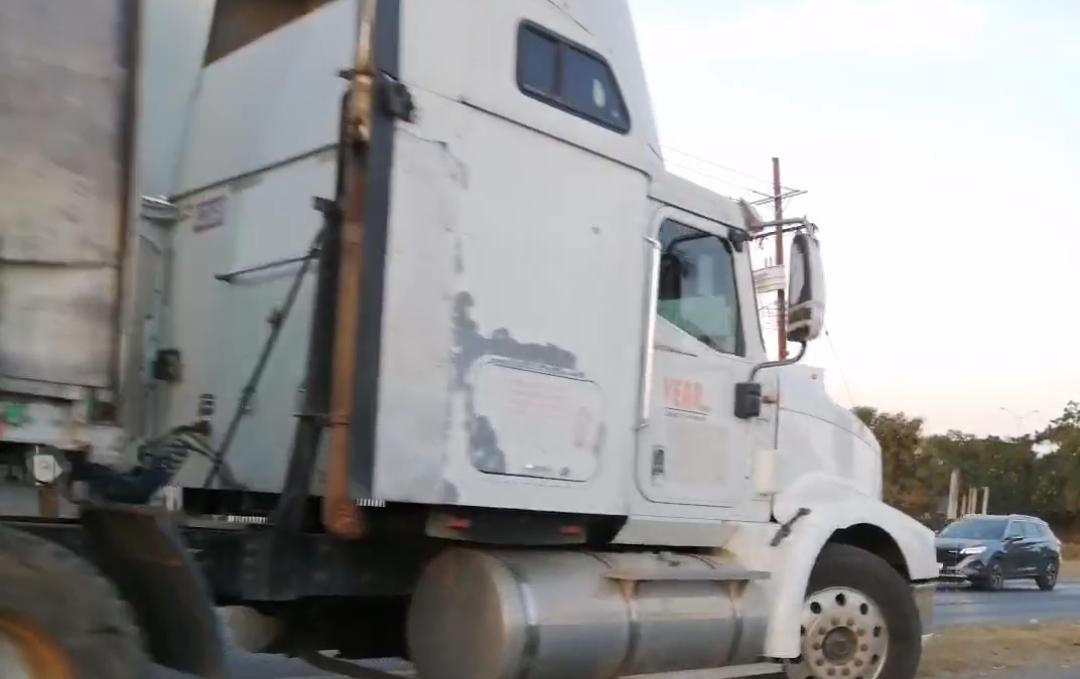 Choca tráiler contra taxi verde sobre el paso superior en Mazatlán