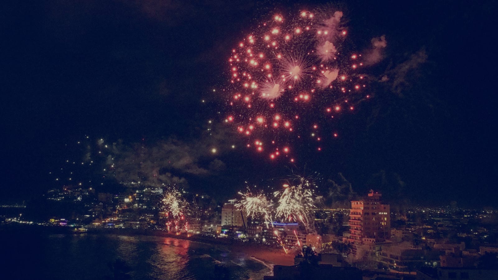 Brilla la bahía de Mazatlán con el Combate Naval del Carnaval 2023