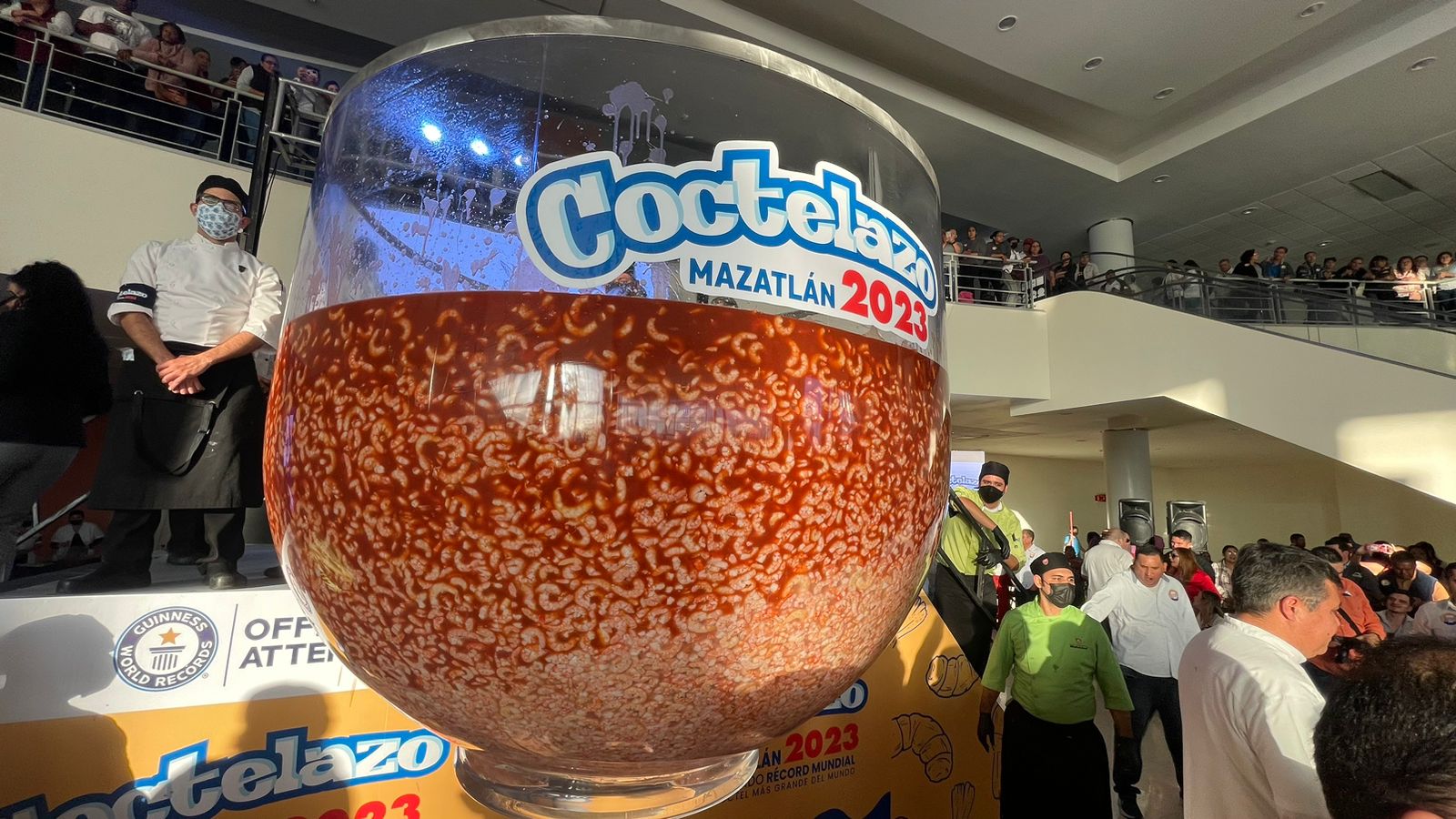 Con mil 701.5 kilogramos, se rompe el récord del cóctel de camarón más grande del mundo en Mazatlán