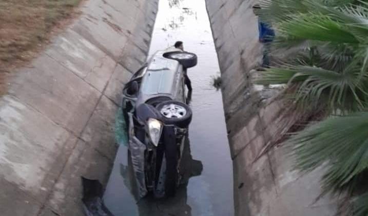 Conductor ebrio termina volcado en un canal pluvial de Mazatlán