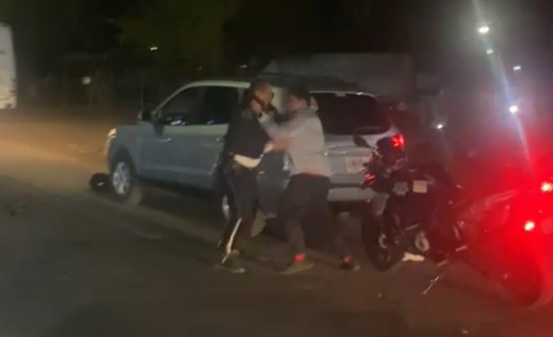 Agente de tránsito que fue agarrado a golpes perdona a automovilista, después de que este se presentara a disculparse