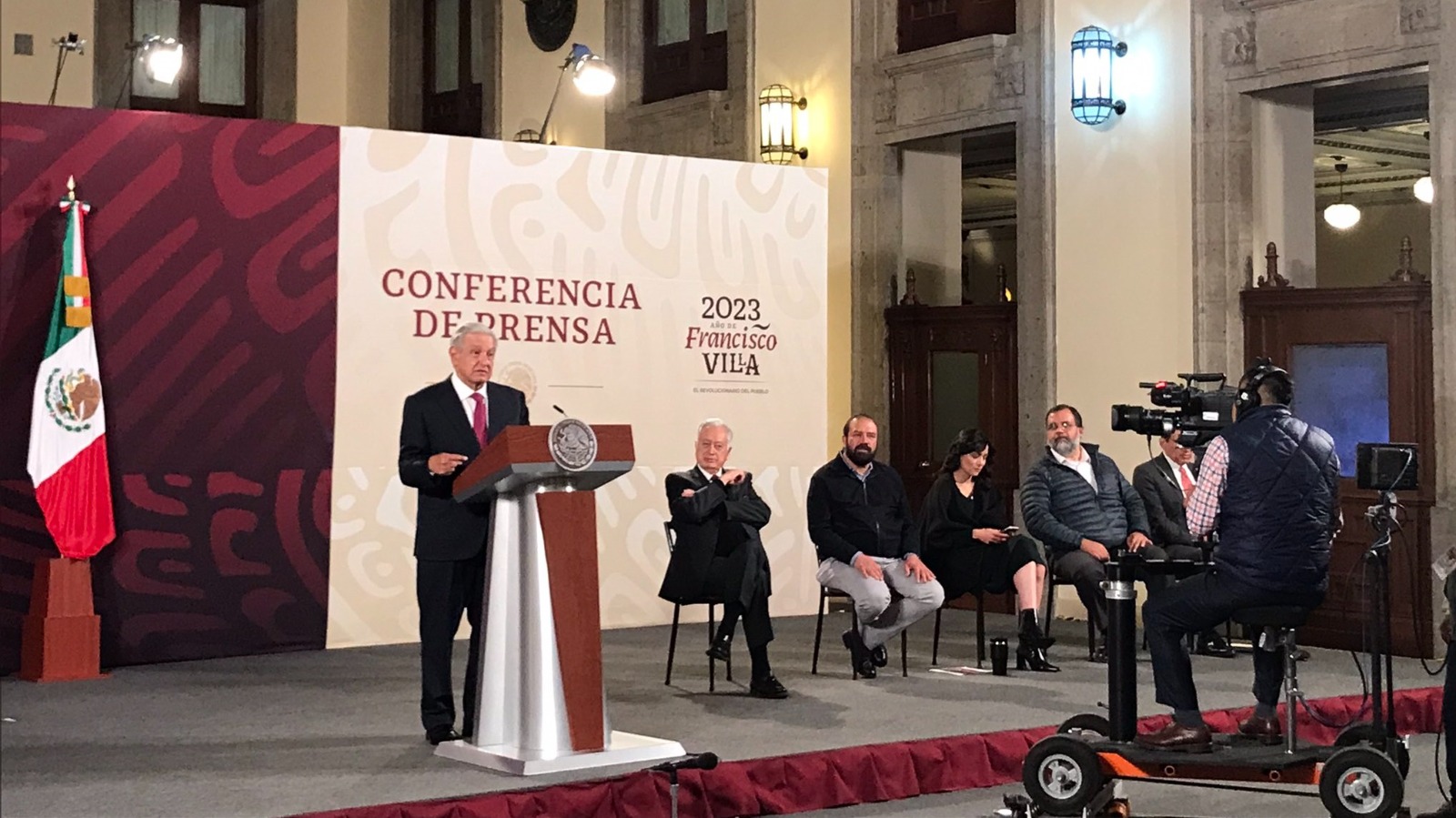 ‘No hay que prohibir nada’, AMLO sobre narcocorridos y narcoseries