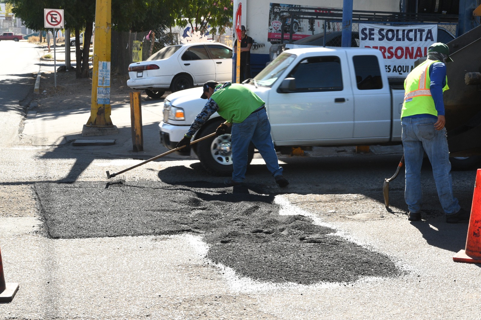 Continúan labores de bacheo y reencarpetado en Culiacán para mejorar vialidades