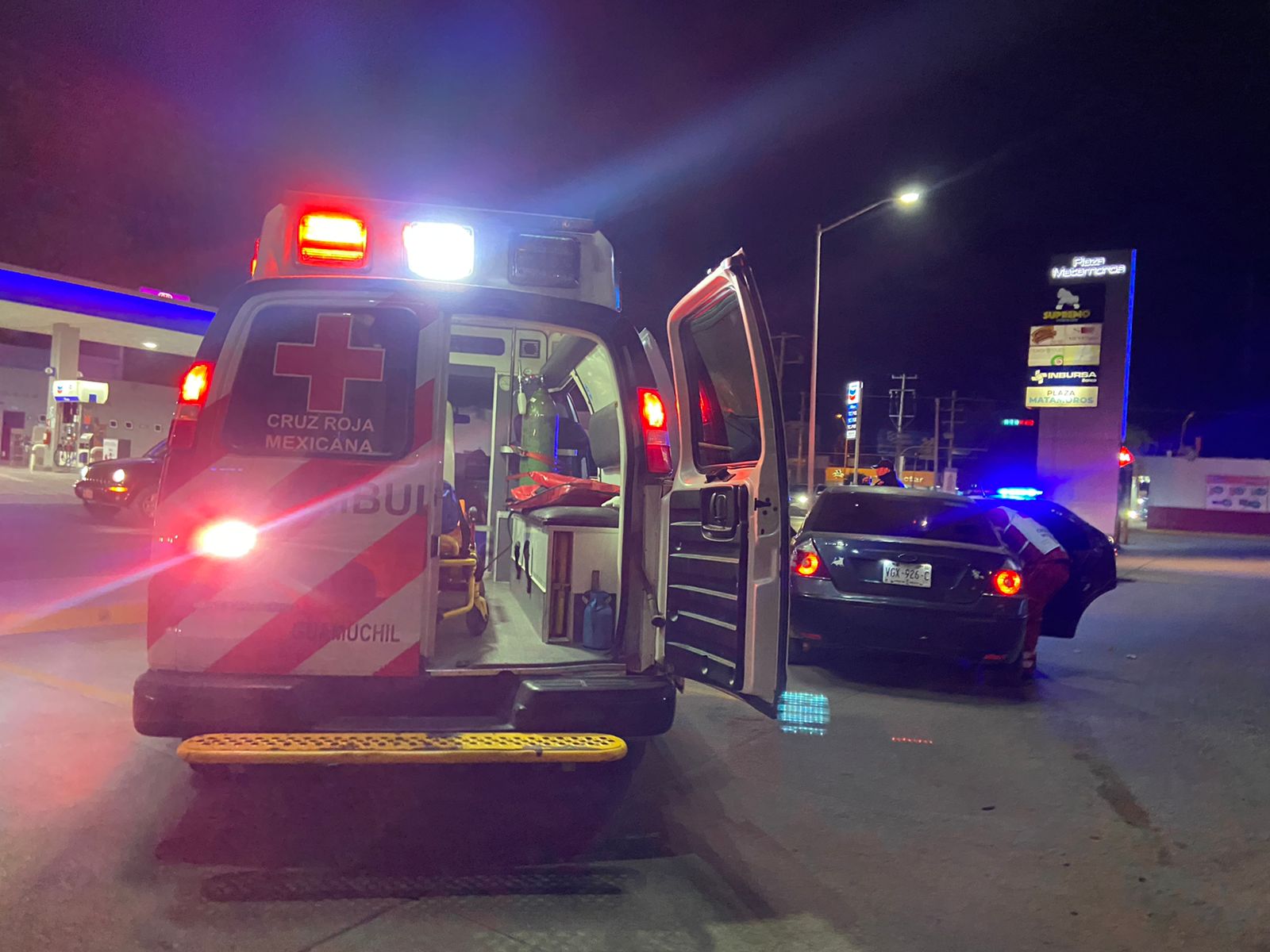Extranjeros cambiaban una llanta de su auto cuando se les impactó un motociclista, en Mocorito; hay lesionados