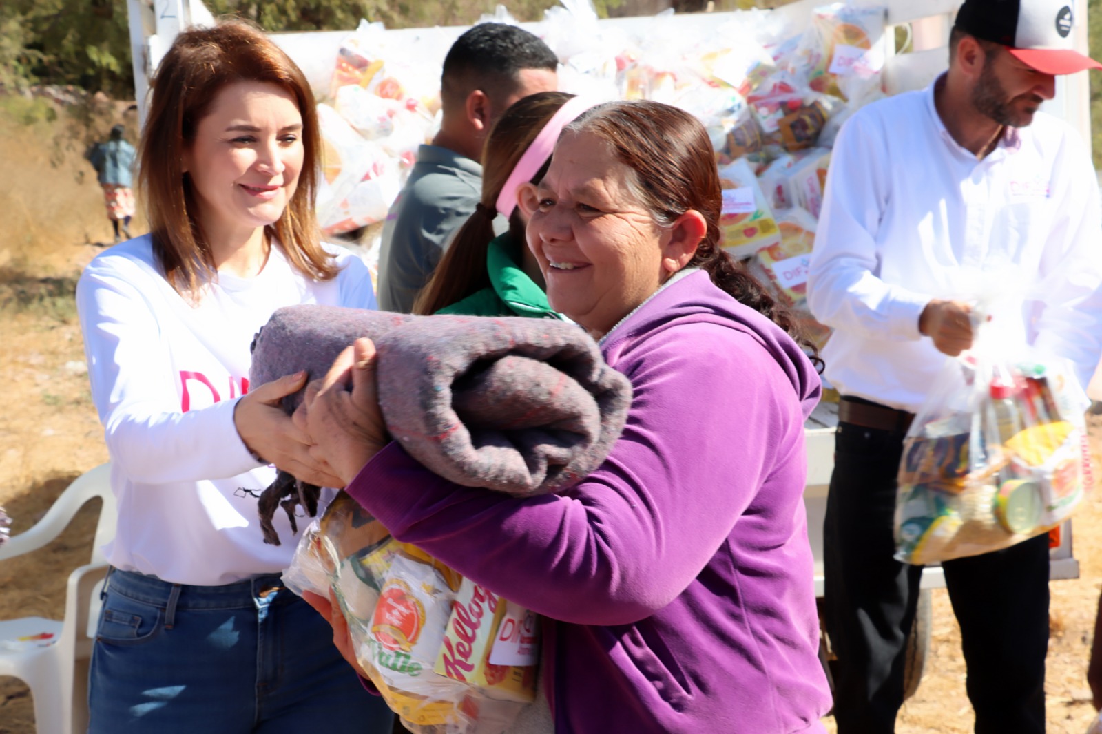 Intensifica DIF Ahome entrega de cobijas y despensas en comunidades rurales