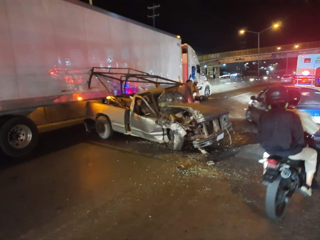 Destrozada queda camioneta tras chocar con tráiler al sur de Mazatlán; hay un lesionado