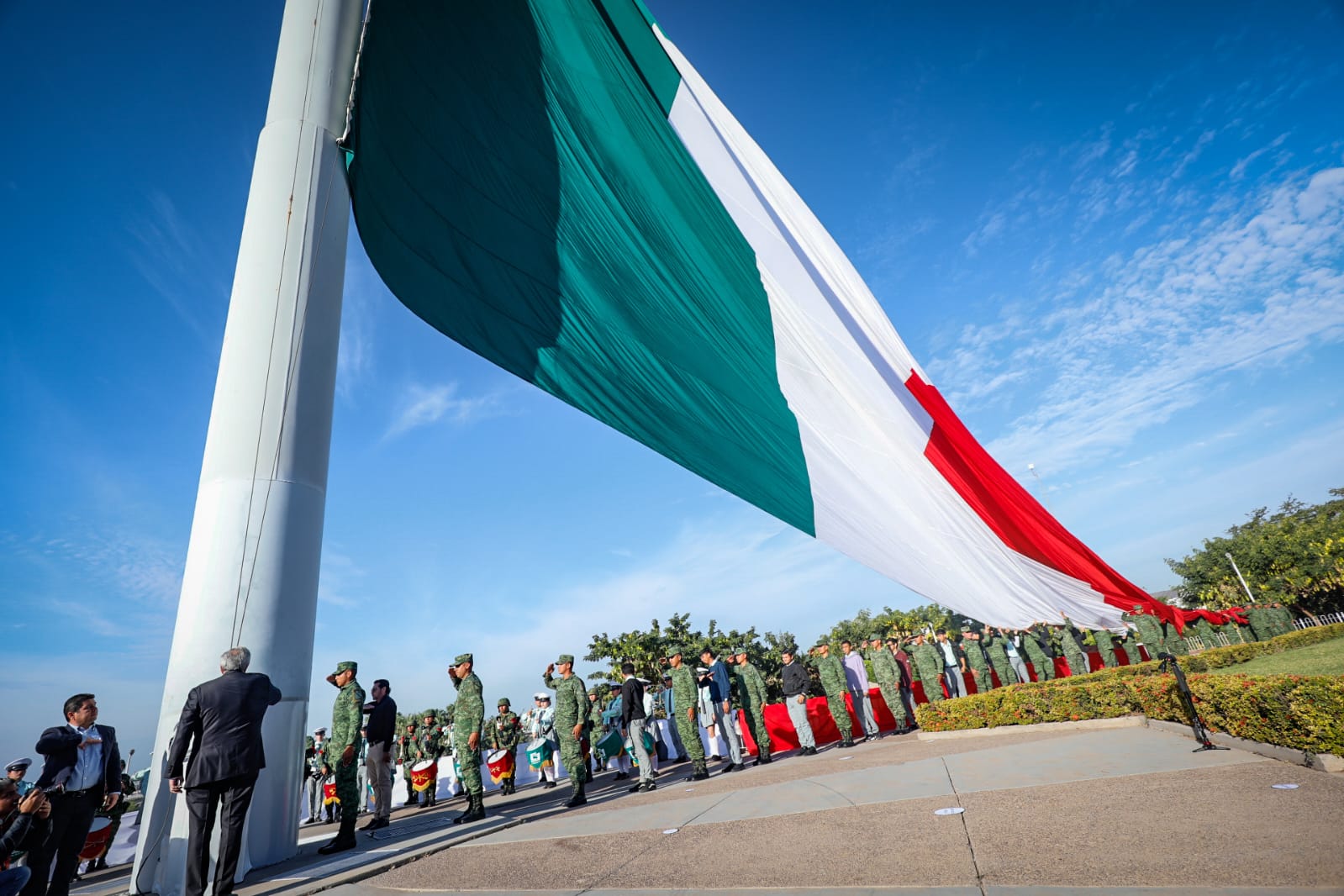 Autoridades estatales encabezan el 83 aniversario del Día de la Bandera Nacional