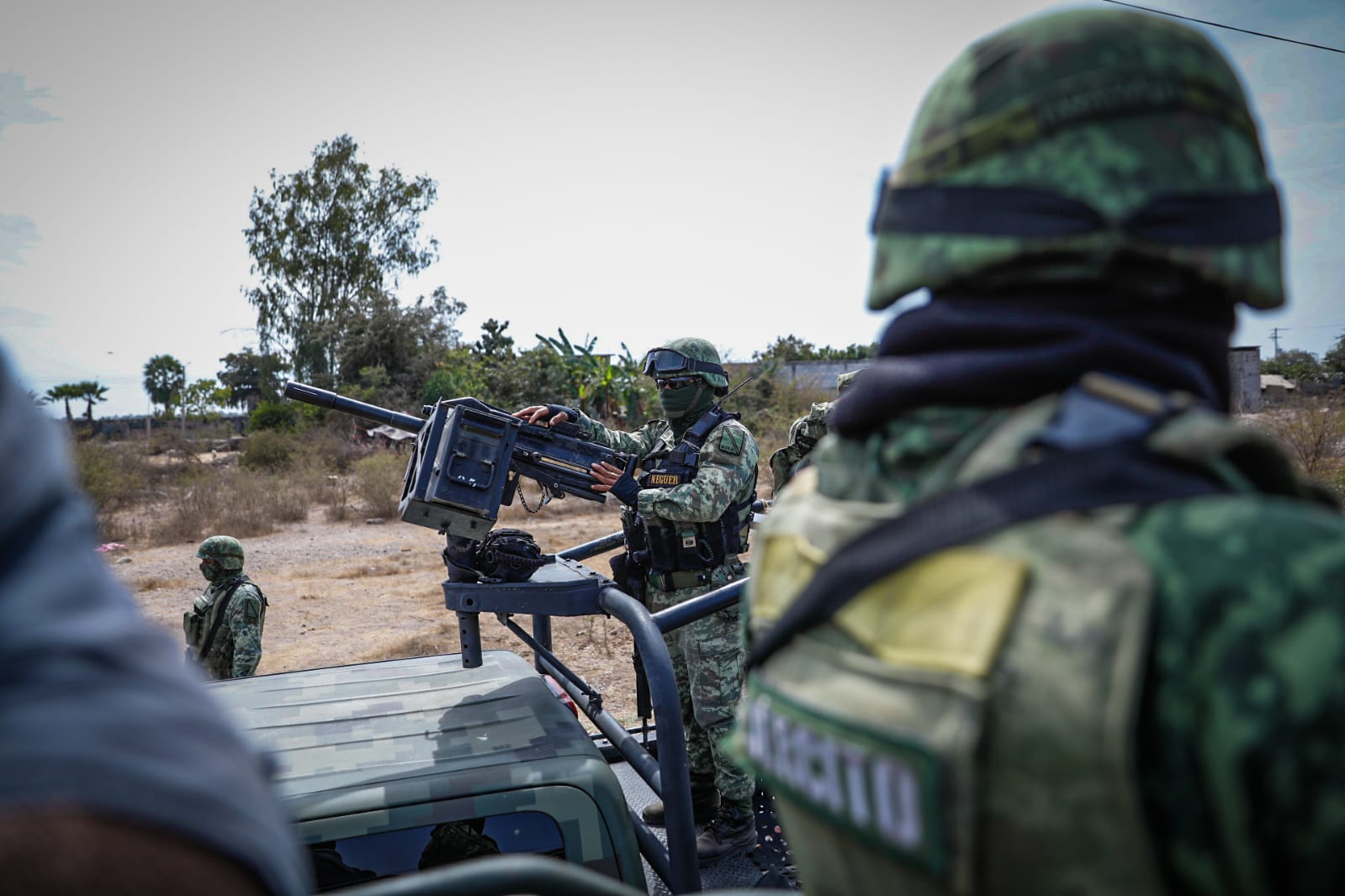 Ejército detiene a tres personas, asegura armamento y un vehículo blindado en Culiacán: SSPE