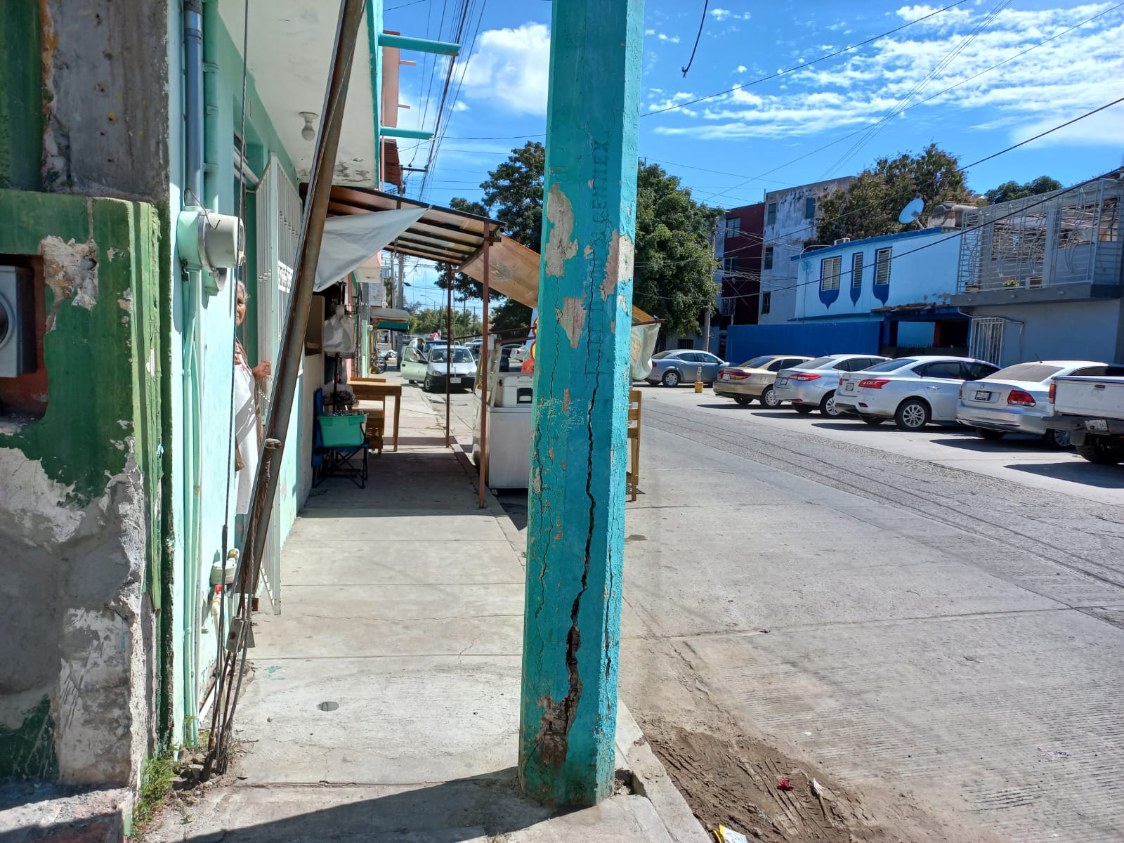 Desde el 2020, vecinos reportaron postes en mal estado en el Infonavit Playas en Mazatlán y no los atienden