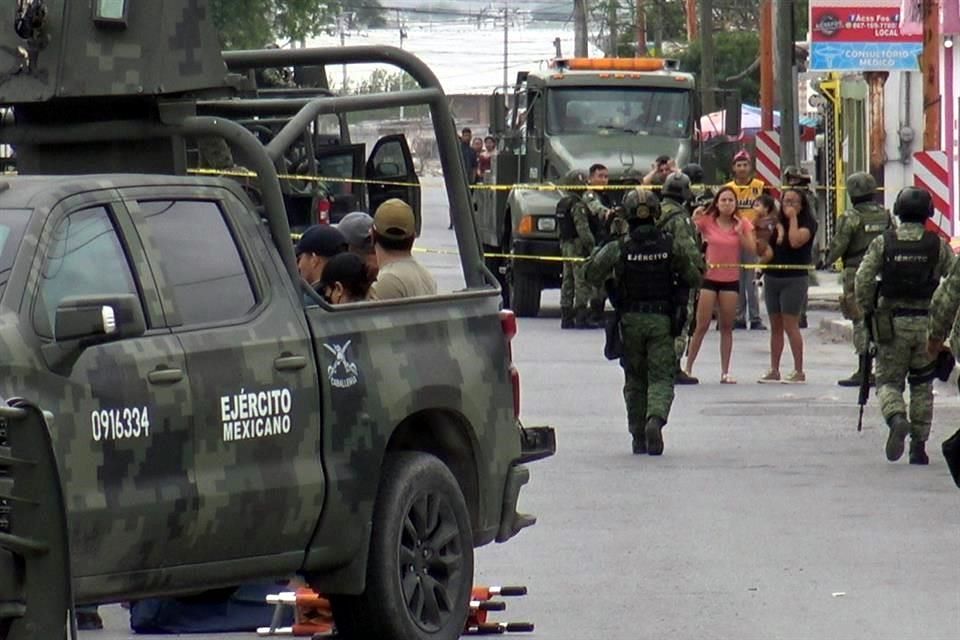 Video: Encaran a militares por presunta masacre de jóvenes en Nuevo Laredo y con disparos dispersan a civiles
