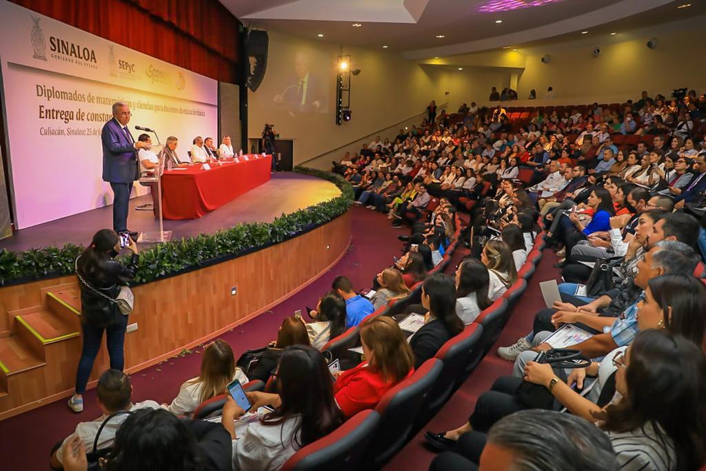 Entrega Rocha reconocimientos a 560 maestros que cursaron diplomados