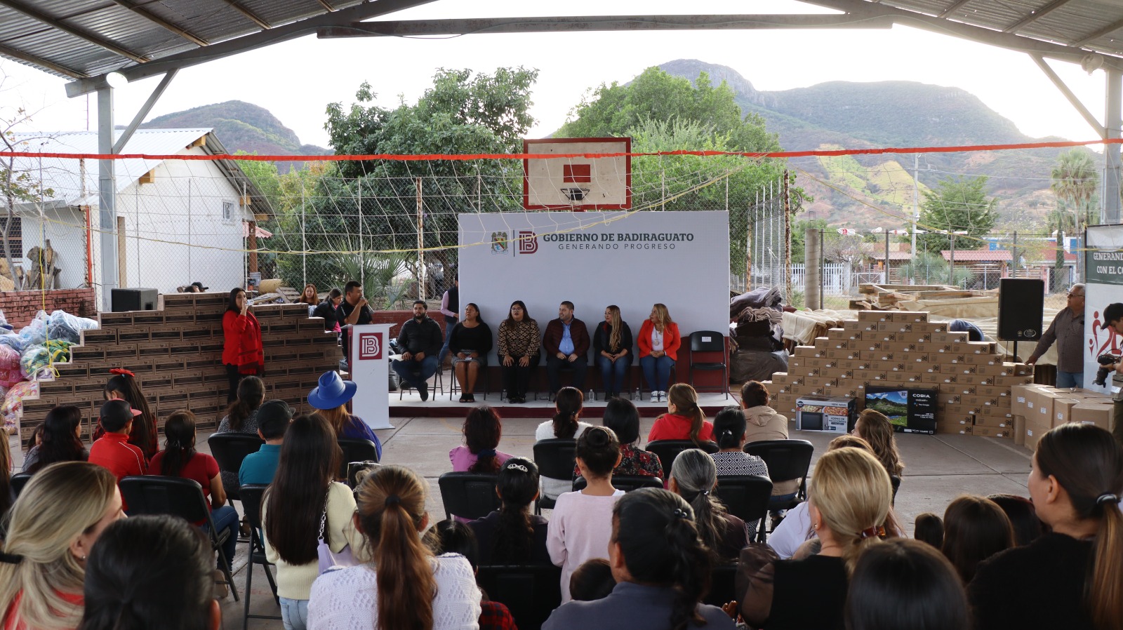 Entrega gobierno de Badiraguato cientos de apoyos invernales a familias vulnerables