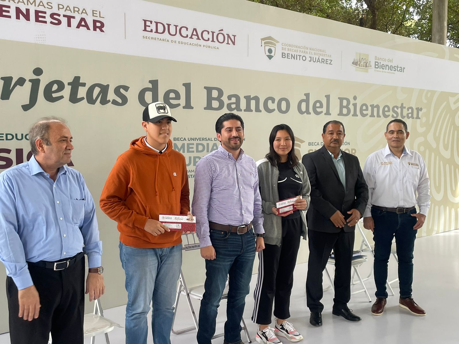 ¡Les llegarán tres bimestres juntos! Entregan becas Benito Juárez a estudiantes de preparatoria