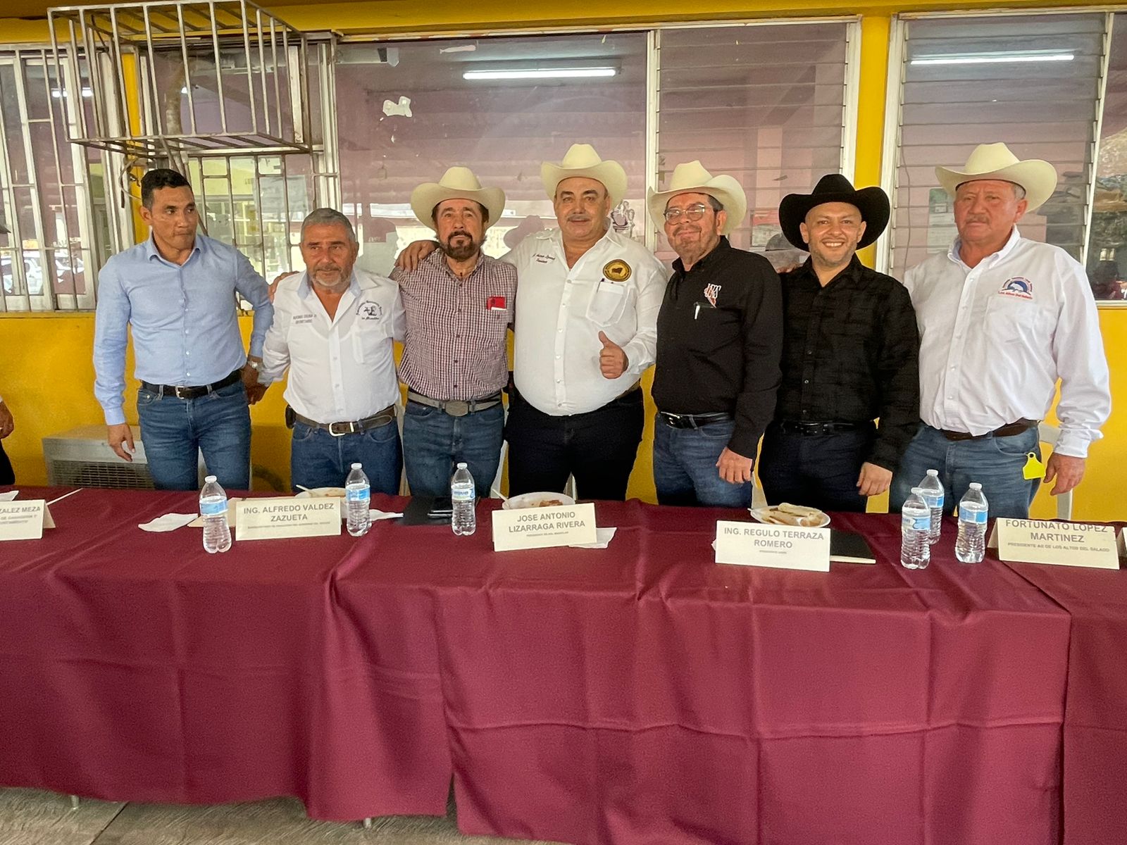 ‘Estamos jodidos, aún en números rojos’; clamor de lecheros de Mazatlán durante Asamblea Ganadera