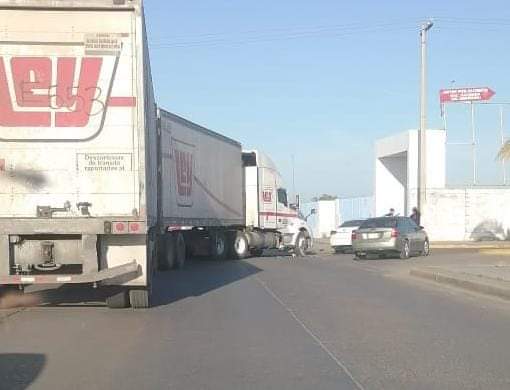 Gira tráiler y choca a automóvil en la Óscar Pérez Escobosa de Mazatlán