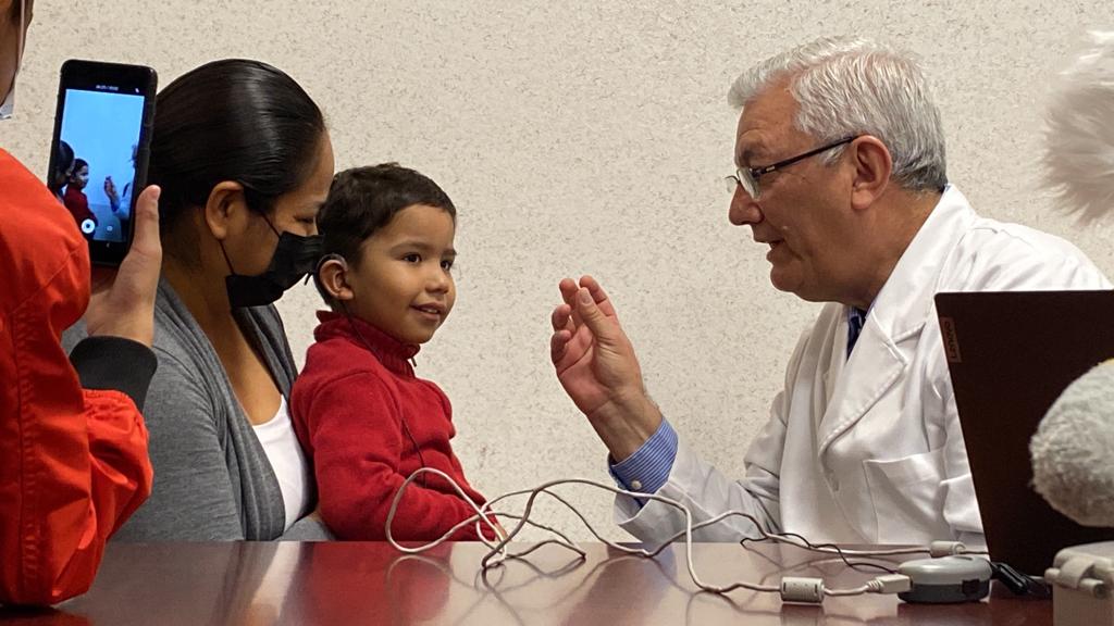 Iker sonrió al escuchar por primera vez la palabra papá; recibió su implante coclear