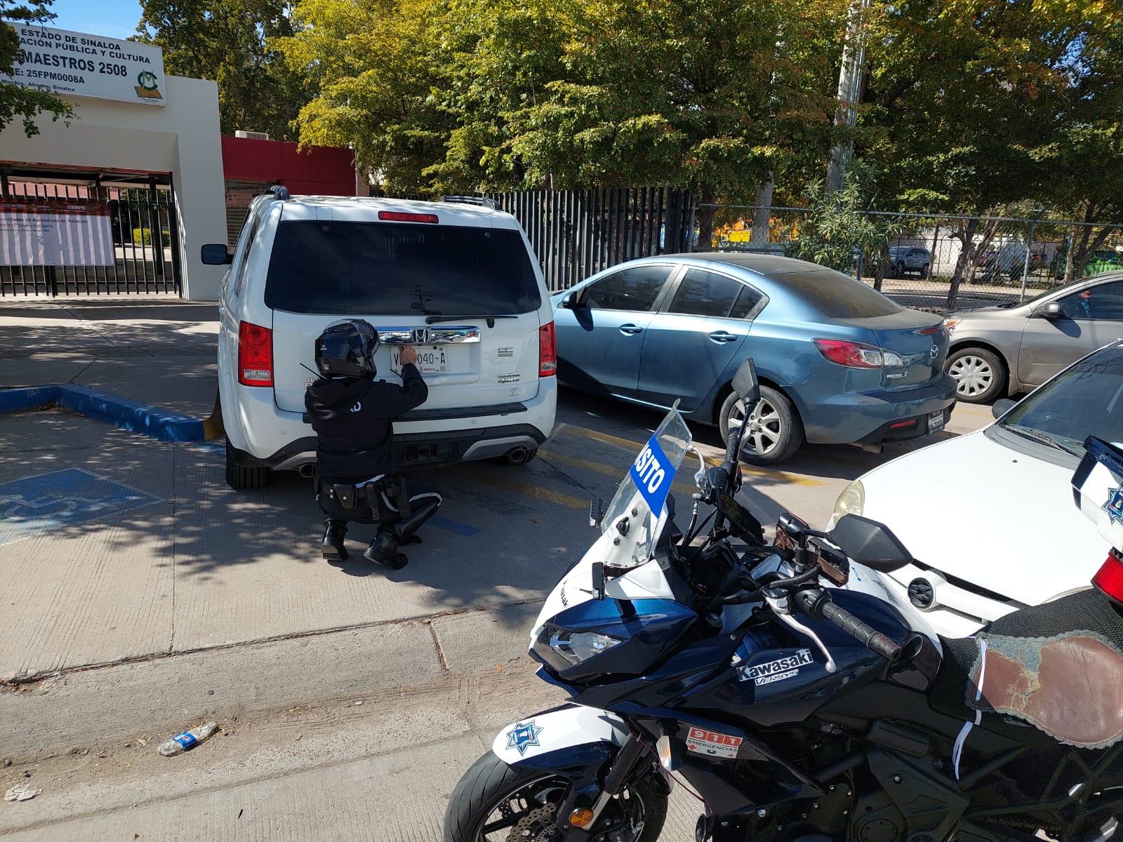 Infraccionan a subsecretario de Educación Básica por invadir estacionamiento para discapacitados, en Ahome