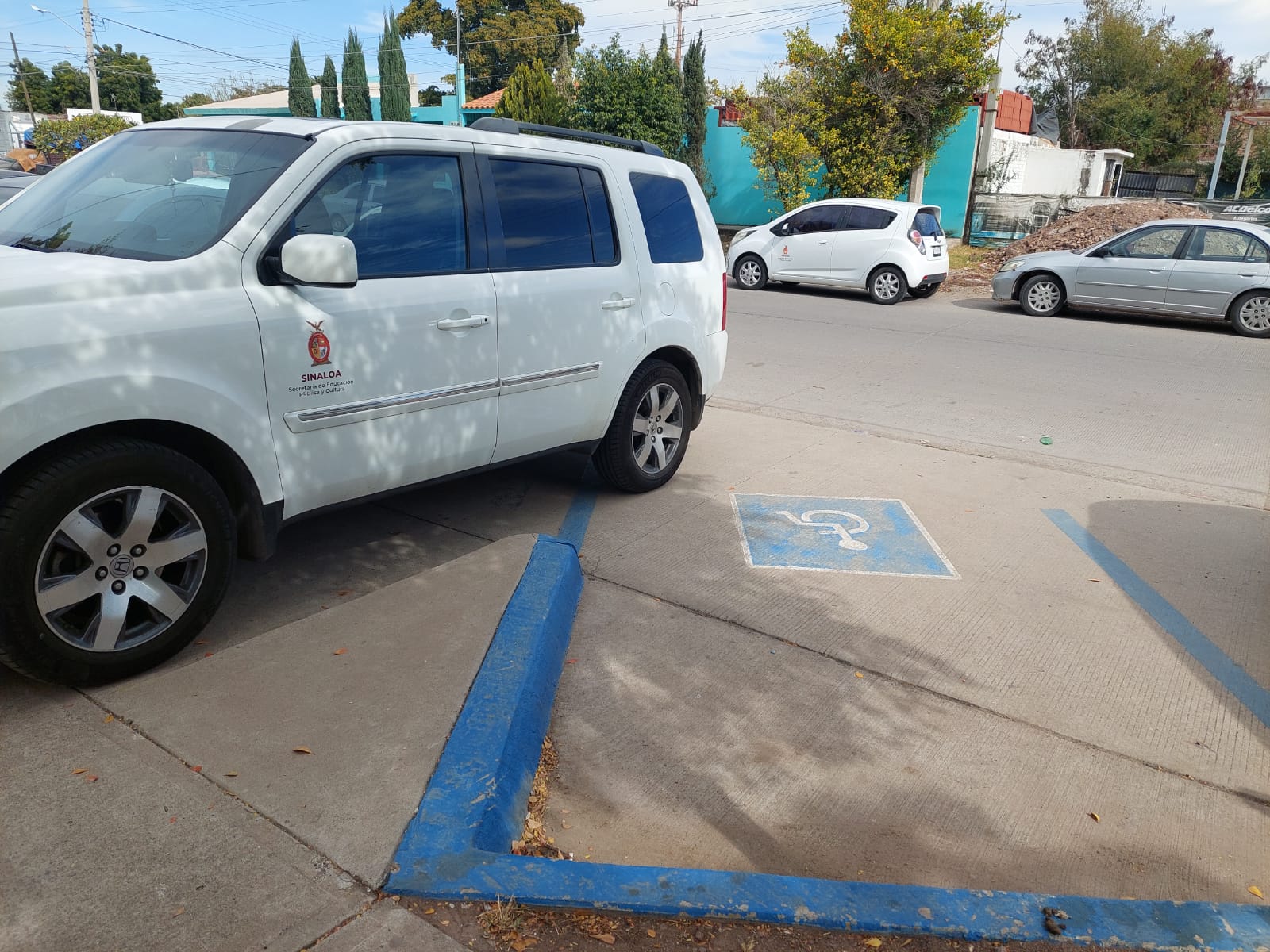 Sorprende a funcionario infracción; paga 890 pesos por estacionarse en espacio para discapacitados