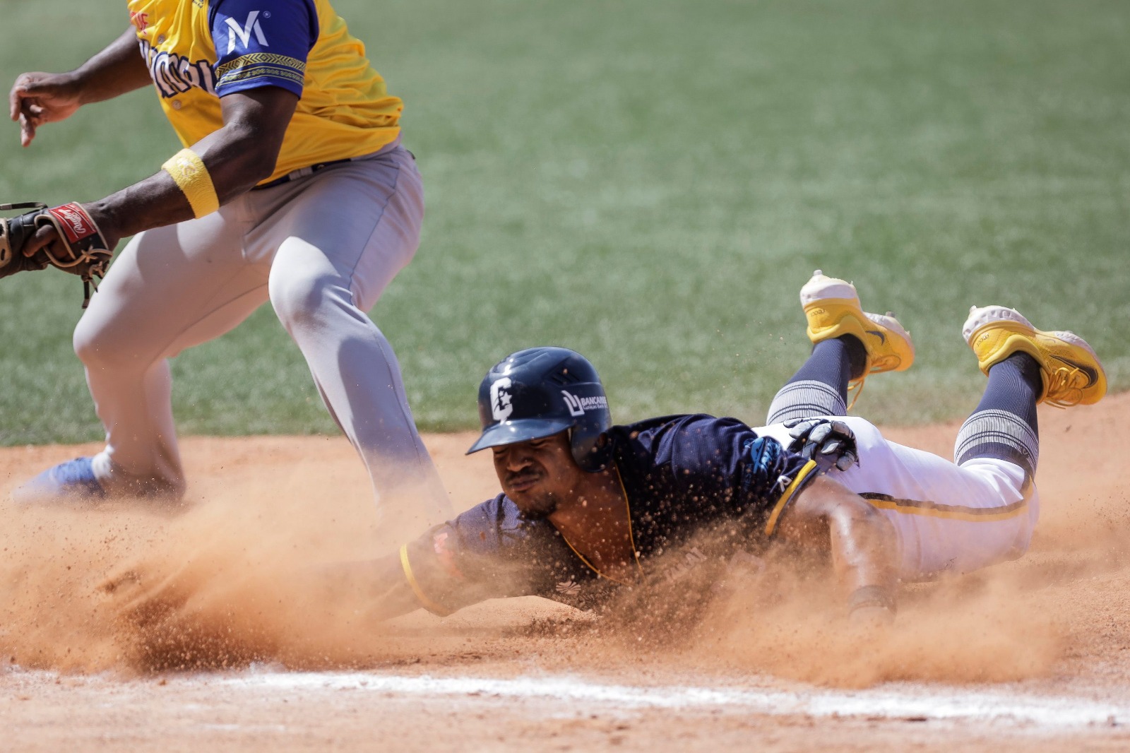 Colombia derrota en 13 entradas 6-5 a Curazao