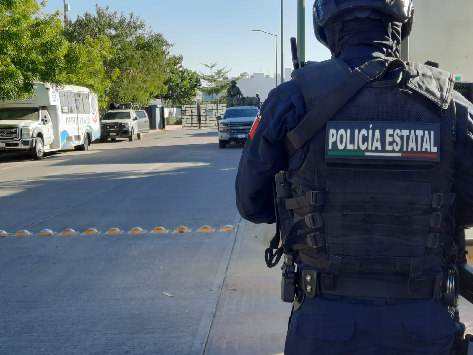 Equipo táctico, cargadores y droga lo encontrado en vehículo que arrojó ponchallantas en Culiacán: SSPE