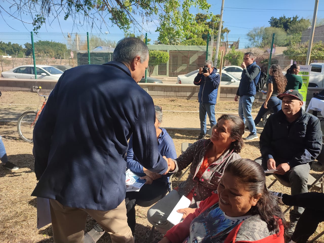 Llega Bienestar a Tu Colonia ante vecinos del fraccionamiento Álamos Country; hay servicios sociales