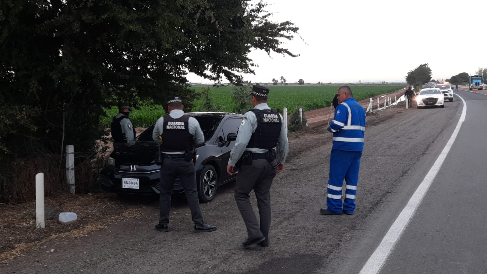 Localizan un hombre asesinado y esposado al interior de un vehículo abandonado, sobre La Costera, Navolato