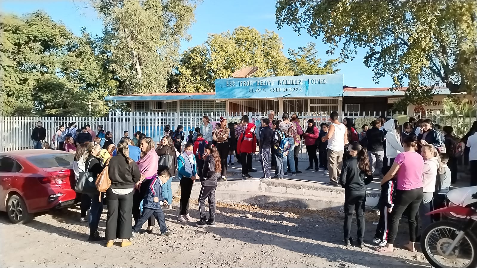 Los baños no funcionan, muchos niños se han enfermado por ello en la escuela: Padres de familia