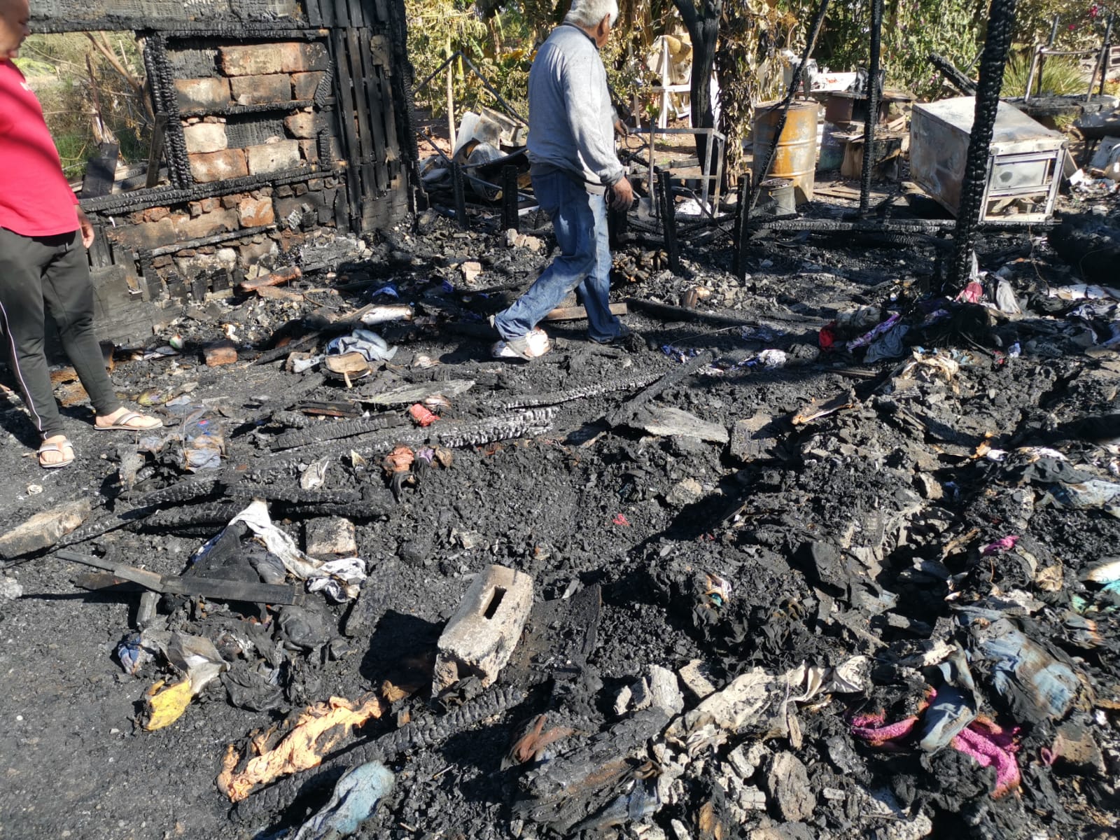 María Dolores y Don Crescencio, perdieron su hogar luego de un voraz incendio, en Los Mochis