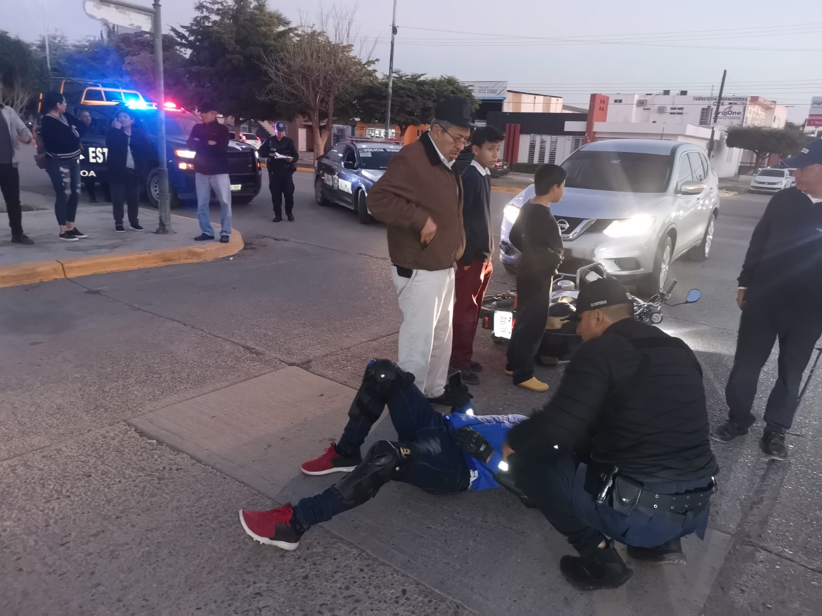 Motociclista terminó lesionado al ser arrollado por una vagoneta que no ...