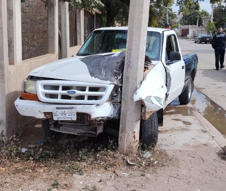Mujer pierde el control del volante y choca contra un poste de la CFE en Los Mochis