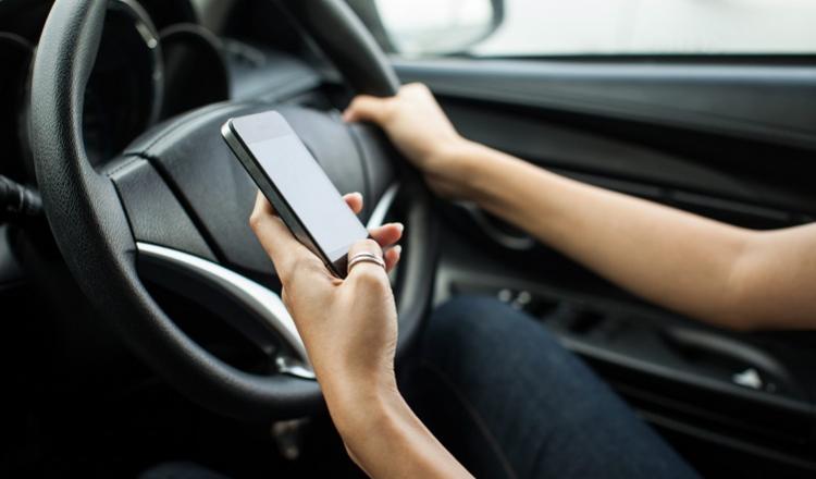 En Mazatlán, multarán a quienes conduzcan y hablen por celular
