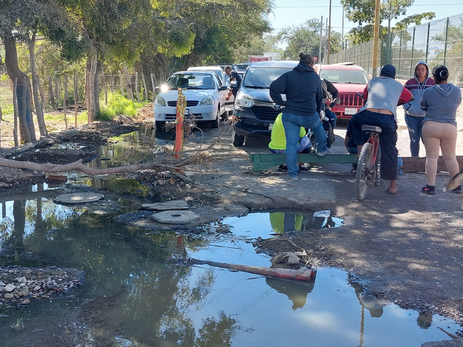 Cierran vialidades; habitantes de El Zapote y Habalito en Mazatlán no aguantan las aguas negras