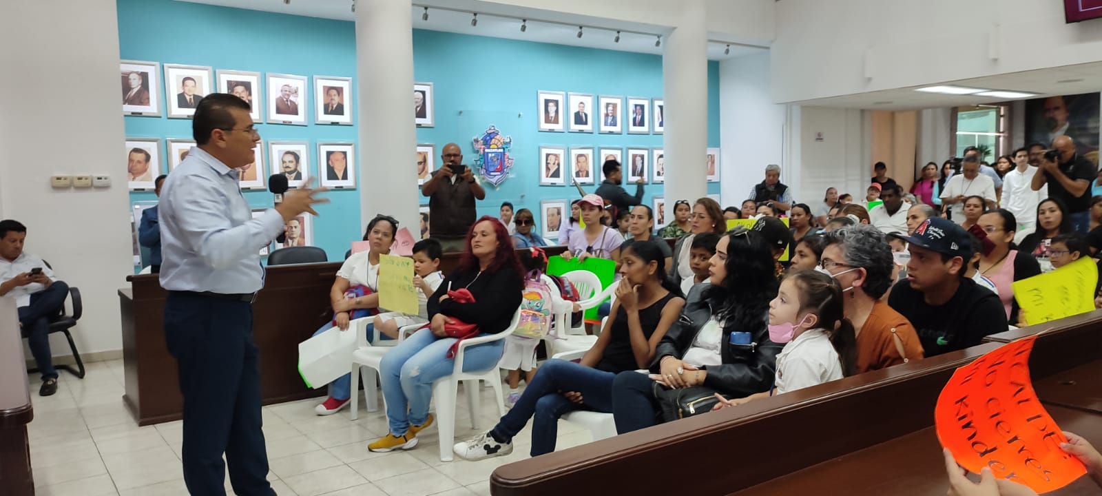 ‘No quieren cierre en kínder de Casa Hogar’, padres de familia llevan protesta al Ayuntamiento de Mazatlán