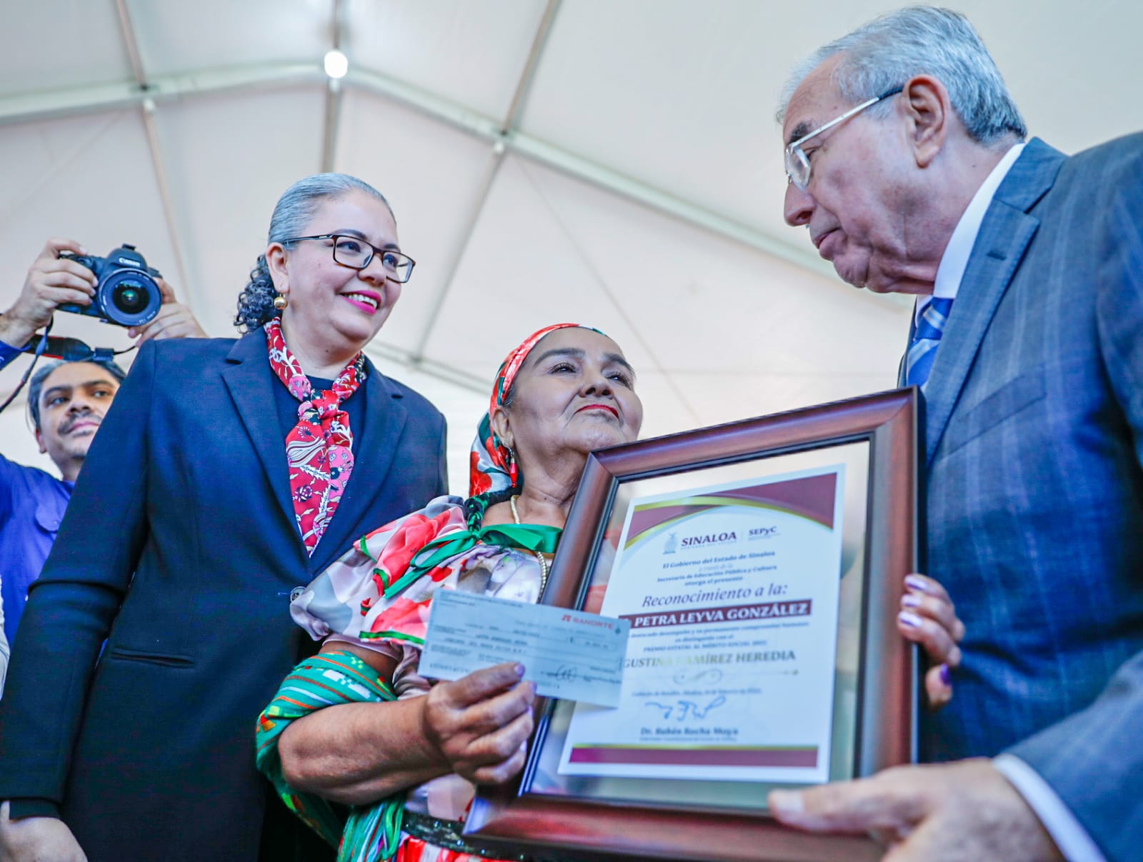 Rocha entrega la medalla ‘Agustina Ramírez’ a una luchadora social indígena