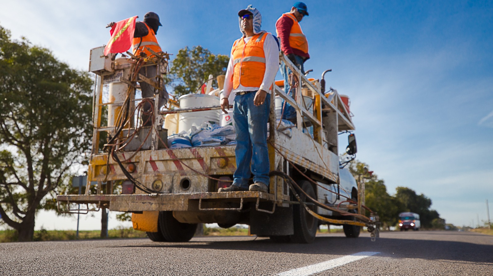 Previo a Semana Santa: Pintan líneas de carretera a balnearios y buscan que otra vez haya andadores inclusivos en Guasave
