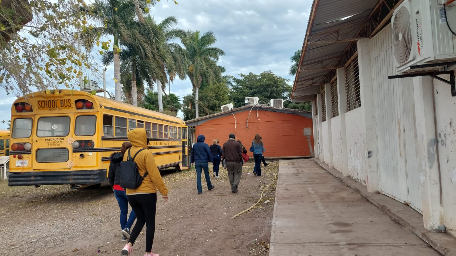 Pleitos con navajas y que fuman mariguana en los baños, el detonante para destituir a directora de la ETA 16