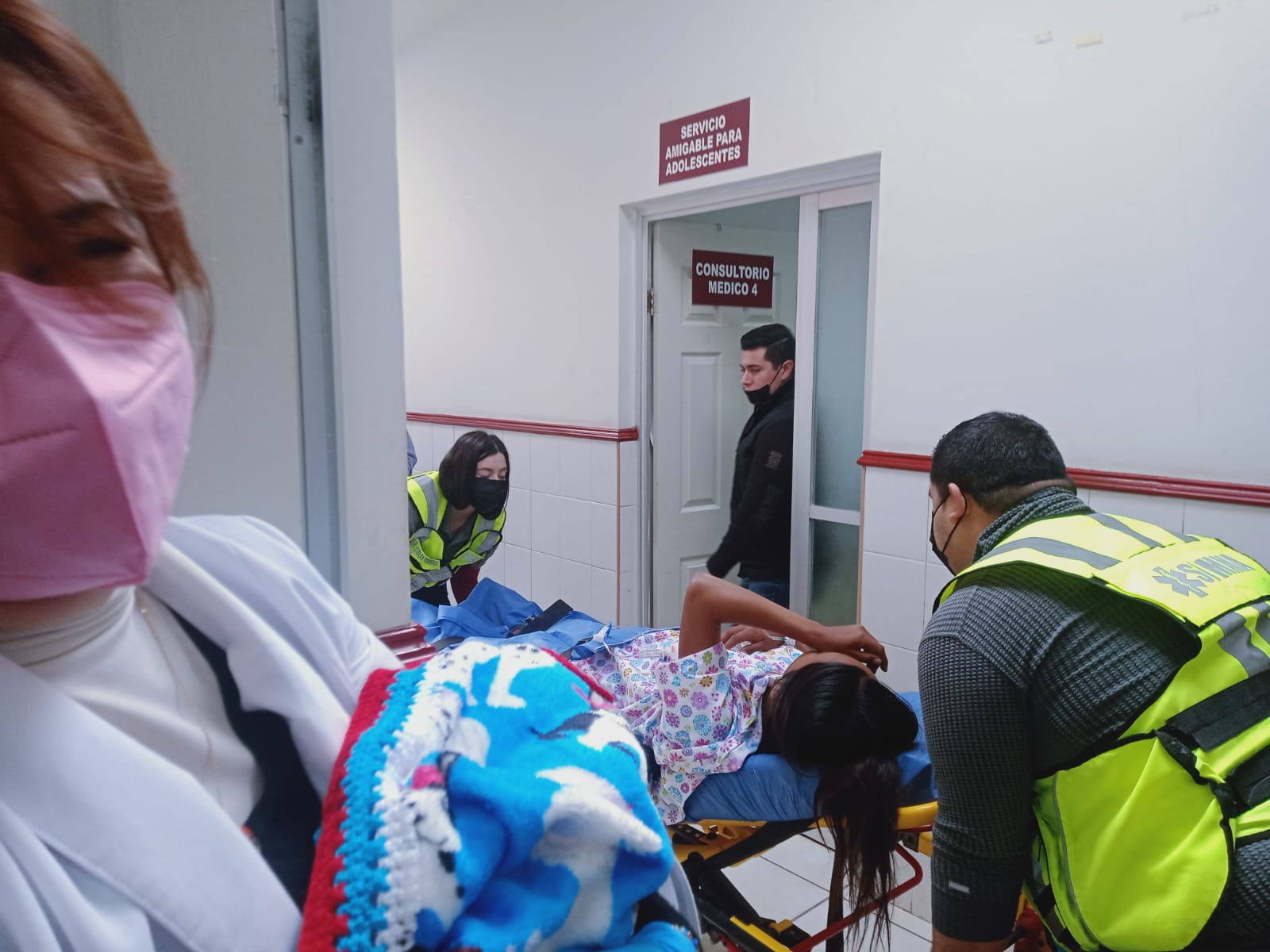 ¡Que viva el amor! Doctores del Centro de Salud y paramédicos de SUMMA reciben a un bebé en Ahome