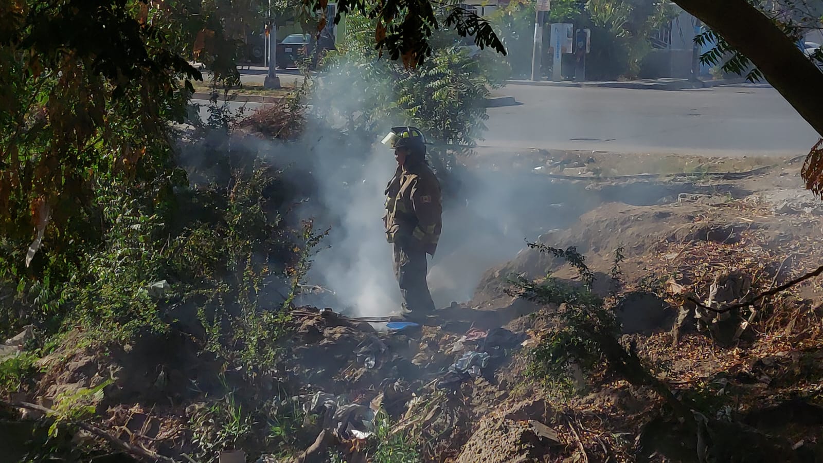 Quema en lotes baldíos, el ‘coco’ de los bomberos en Mazatlán