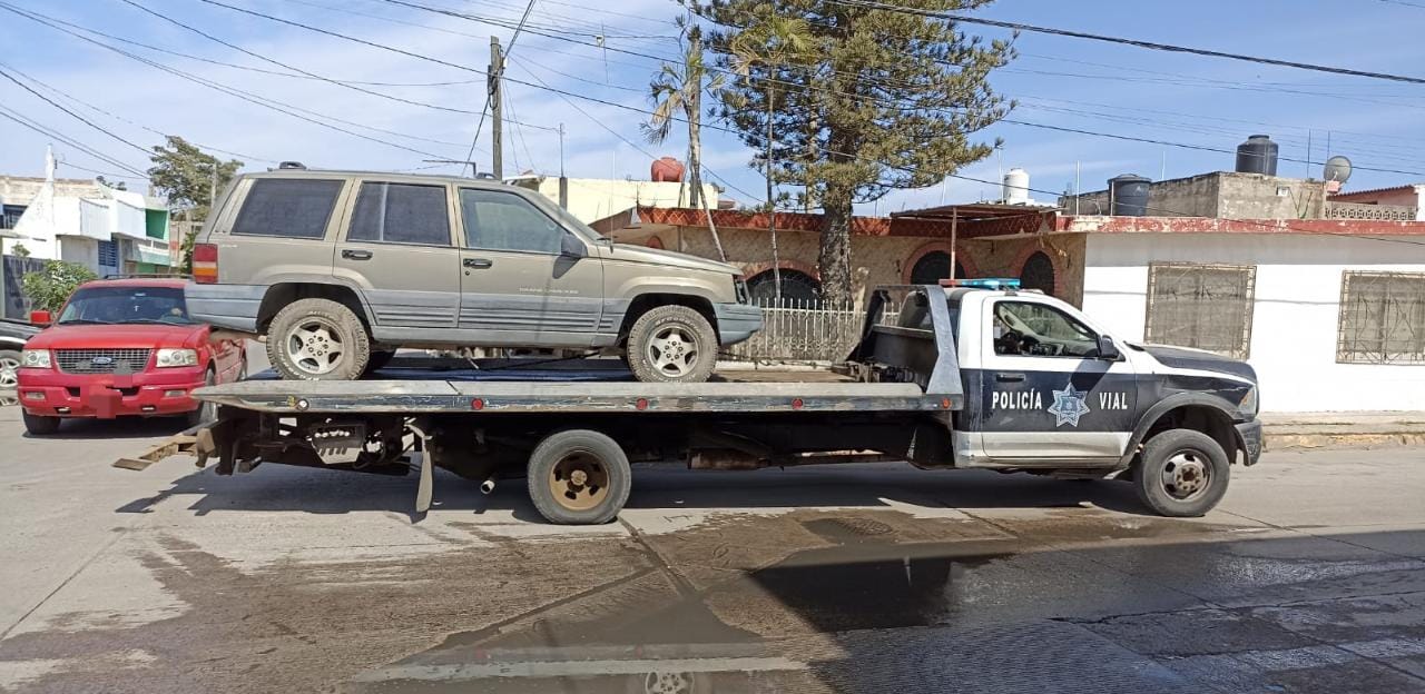 Retiran carros abandonados y estacionados en lugares prohíbidos