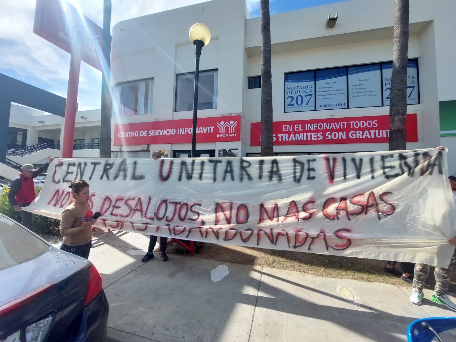 Se manifiesta Central Unitaria de Vivienda en Infonavit; exigen que casas sean vendidas a invasores