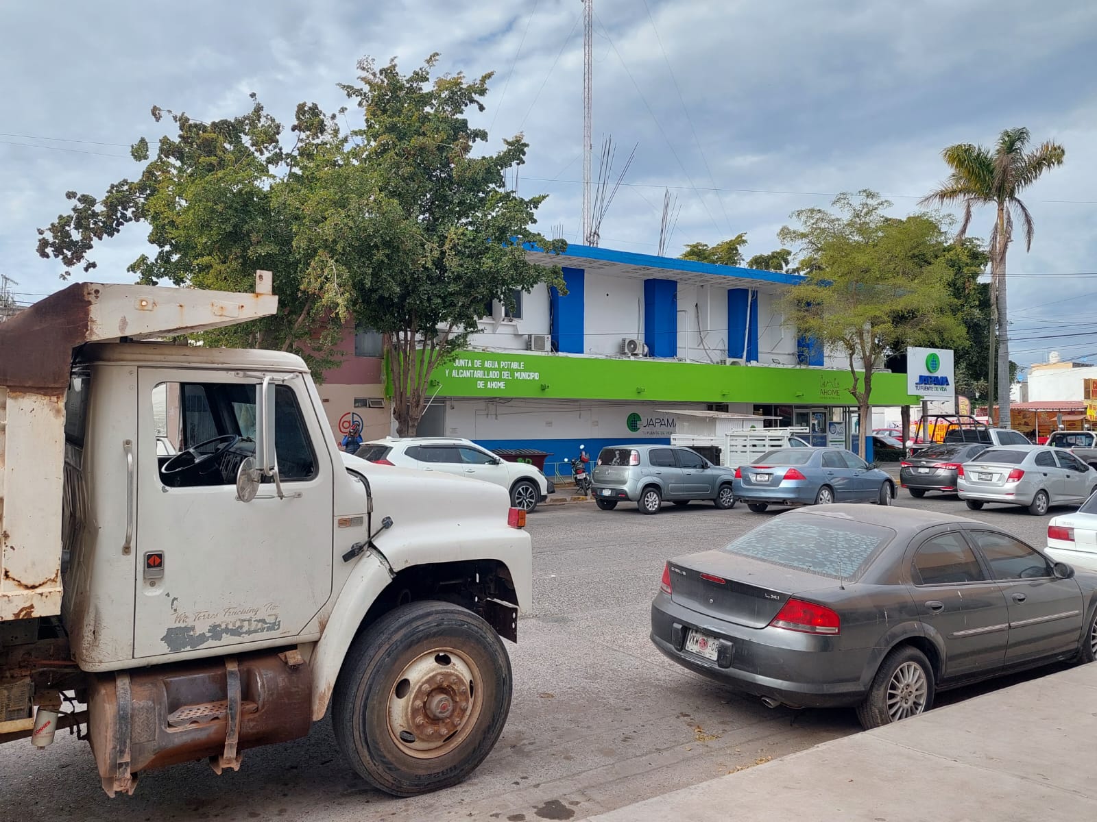 Se manifiestan transportistas en Japama para cobrar deudas; todo se pagará responde gerente