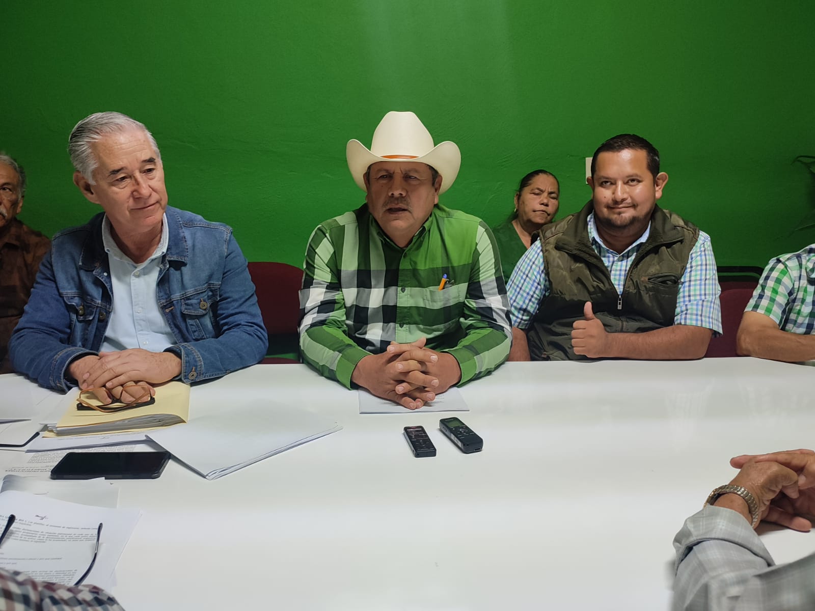 Se registra Arnoldo Armenta por la dirigencia del módulo Petatlán; también prohibieron el uso de celulares en la elección