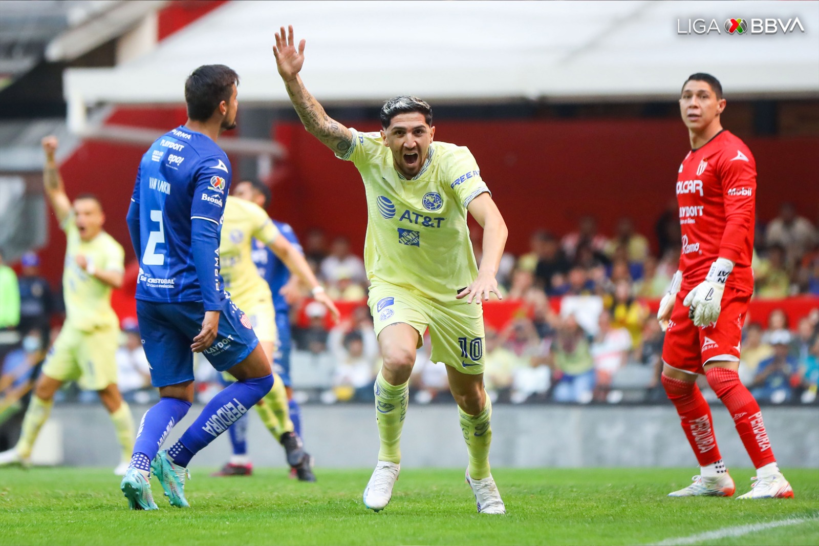 Siguen volando alto, América se impone 2-1 a Necaxa